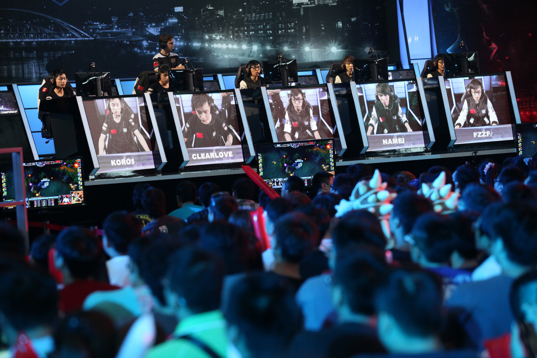 夜市美食与选手甄选活动：烤串飘香，舞台表演点亮夜市灯火